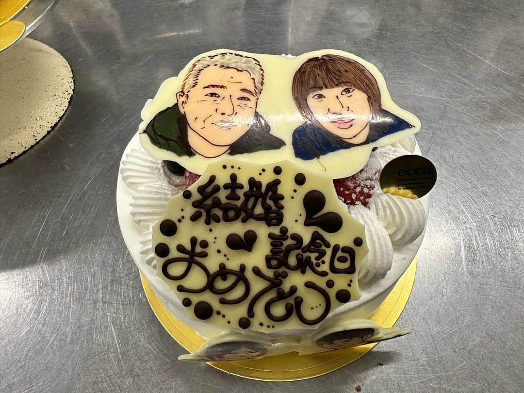 武仲麗依のインスタグラム：「eccaのショートケーキ🎂 美味しいし、似顔絵クオリティー高いし ほんまに最高なんです❤️ あきらくんいつも ありがとうございます🙇‍♀️  おかげで親と姉ちゃん夫婦との 合同結婚記念日ご飯会大盛況でした☺️  それと、チーズケーキは 自分で作ってプレートだけ お願いしてたんですけど チーズケーキ🧀🎂持って行ったら いちご🍓とかクリームでデコる？ って言ってくれて あきらくんの息子さんと いちご🍓飾り付けして クリームまわりに絞って お店のケーキみたいになりました👏 おかげでせっちゃんも 喜んでくれました🥰  本当に何から何まで ありがとうございました🥺  #ecca #ショートケーキ #チーズケーキ」