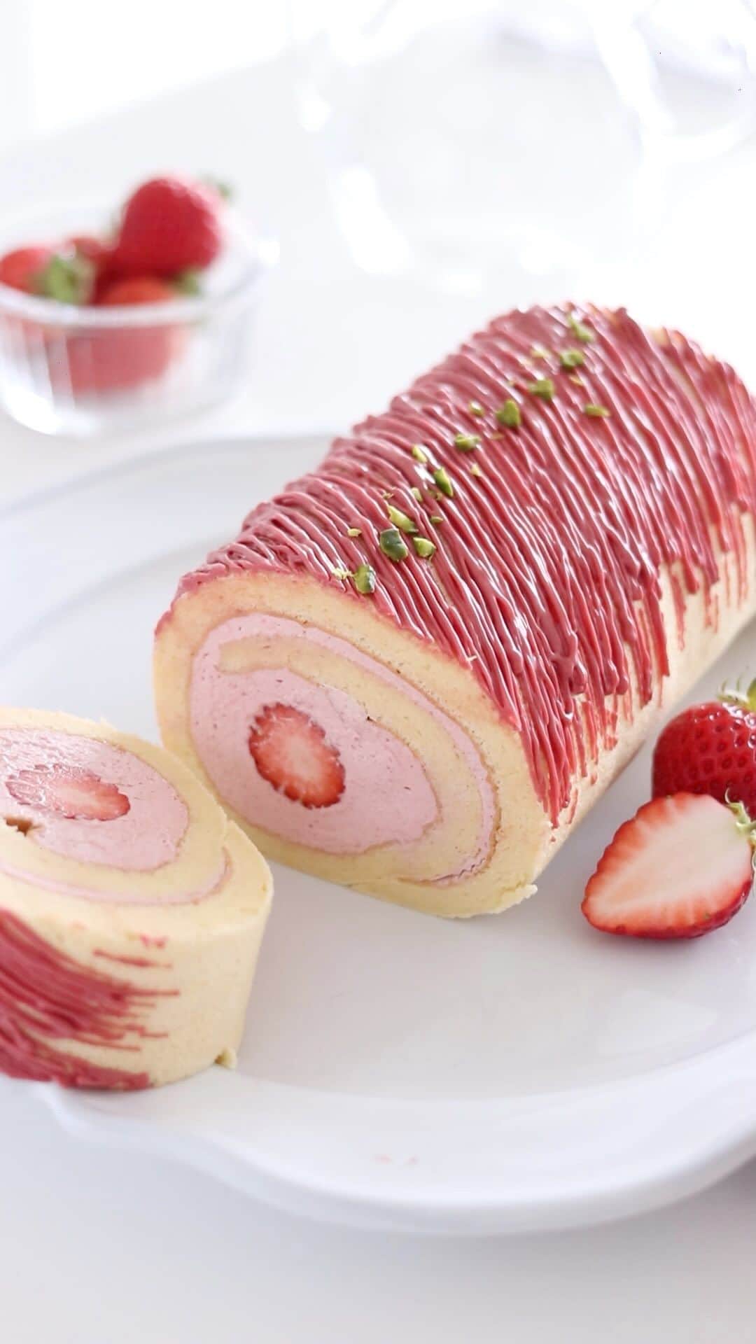 HidaMari Cookingのインスタグラム：「strawberry roll cake🍓  いちごのロールケーキを作りました☺️ ロールケーキは別立てのしっとり生地を合わせるのがお気に入り🥰 （ショートケーキは共立て生地派🍰） 生クリームもいちごカラーでかわいい❤️ 美味しすぎて2日でなくなった🤭笑  今日は何作ろうかな〜  #お菓子作り #手作りケーキ #おやつタイム #おやつ時間 #スイーツ #おうちカフェ #手作りおやつ #いちご #ロールケーキ #sweets #homecafe #homemadecake #swissroll #rollcake #strawberry」