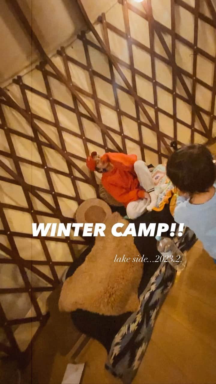 堀舞紀のインスタグラム：「🏕  family camp🔥  なかなか 小さい子がいるとcamp🔥行けなくて 悶々としていたので。  真冬でも 小さい子いても 大丈夫🙆🏽‍♀️な camp場へ🫣  本当は テント⛺️もはりたいし。 camp飯とかもやりたいんだけどね😩  🔥に向かって 突進🦬してくる 一歳児がいるから…  暫くは こーゆうスタイルで我慢🥺  それでも お風呂🛁あったり 焚き火してたり🔥 冬キャンプ🏕には 有難いcamp場で 私的には久々の家族trip まったりモグモグ🤤楽しめちゃったから 💯でした🙌🏾  冬キャンプもスキ🫶🏾🥺  コレまだChapter1...  もひとつリールしないと 載せきれなかった😗  続く…  #familycamp #WINTERCAMP #冬キャンプ #BBQ #美味しい旅」