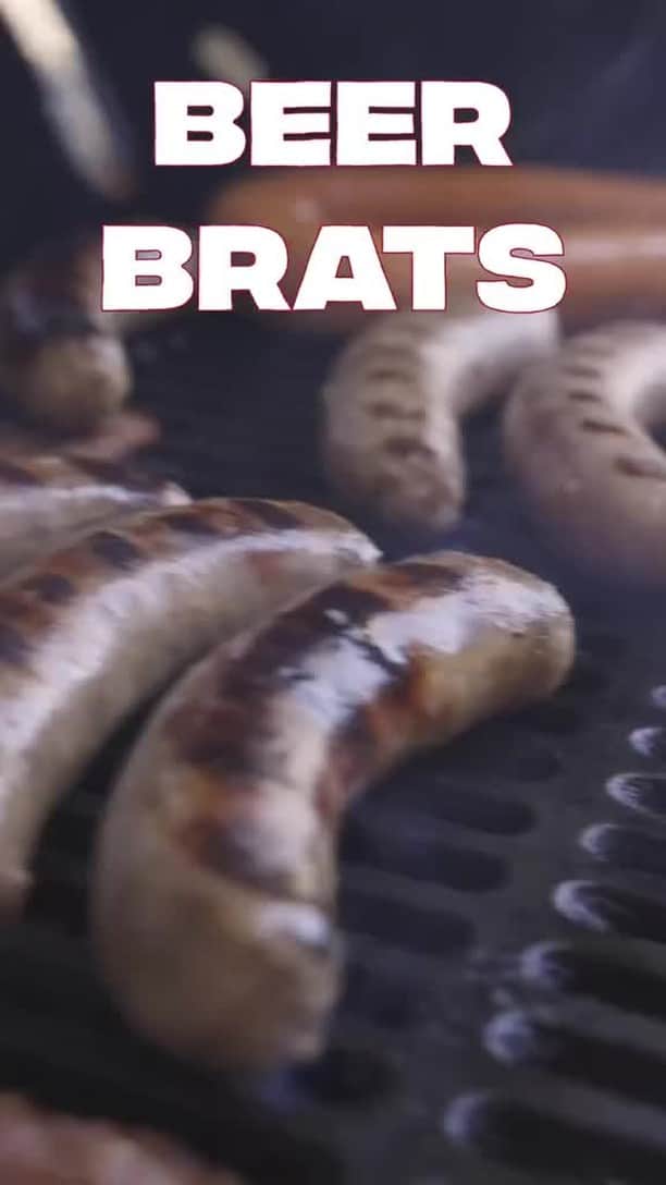 ジョンソンヴィルのインスタグラム：「Drop a ❤️ if you're craving a Beer Brat after watching this. Top it with #SausageStrips, anyone? 🤷‍♂️😋  #johnsonvillesausage #sausage #beerbrats #bratwurst #grilling」