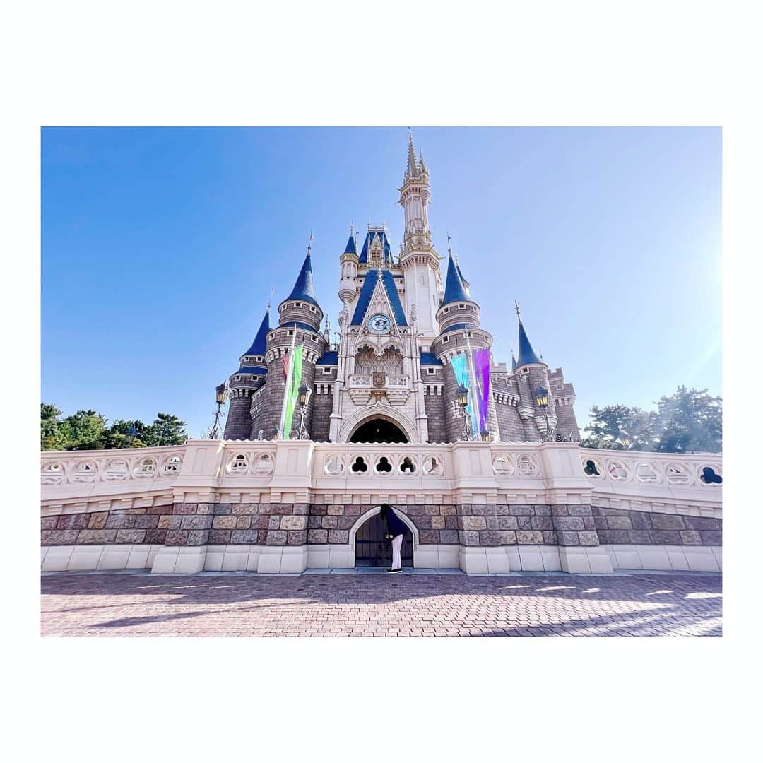 宮本笑里のインスタグラム：「子供とのディズニー巡りは、体力が試される🔥  遥か昔。 父と2人きりでディズニーランド巡りをした日  私の希望するアトラクションに全部付き合ってくれて、 同じものを何十回リピートしても 疲れた表情を全く見せずに 子供の私よりも「ヒャッホー！！イェー！」とノリノリで 盛り上げてくれていた姿を鮮明に覚えてる。  （皆様ご存知の通り父はオーバーリアクションなので 当時ちょっと恥ずかしかった😇）  ここに来ると、改めてその偉大さを しみじみ感じるのであった。  #disneyland  @tokyodisneyresort_official  #ちいさな扉が可愛い」