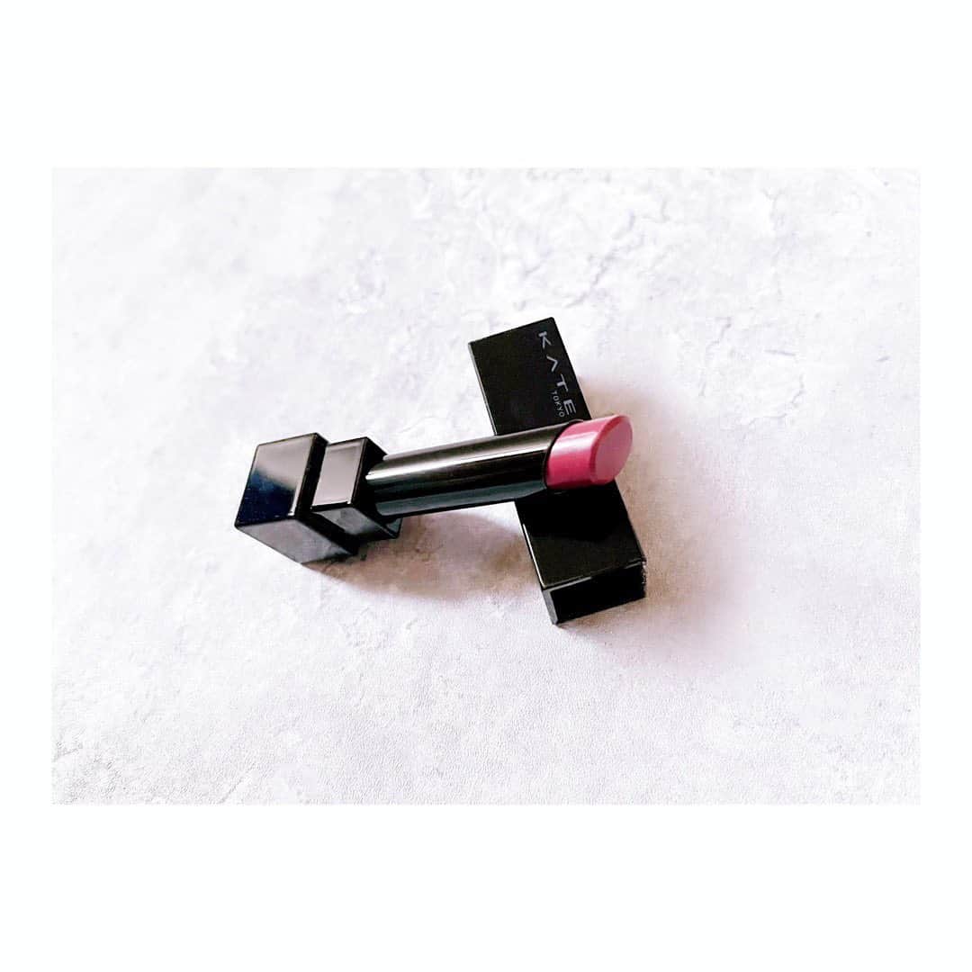 宮本笑里のインスタグラム：「リップモンスター新色💄 色持ち1番良いかも。  #kate @kate.tokyo.official_jp  #リップモンスター #リップモンスター12 #誓いのルビー #ブルベ」