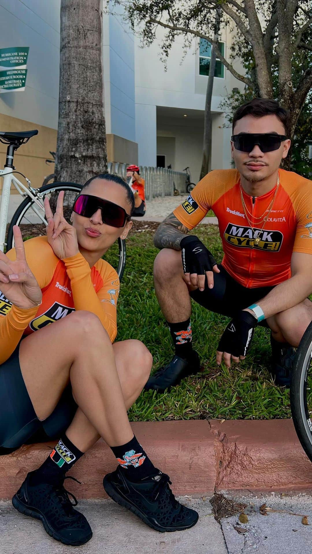 ベロニカ・ベガのインスタグラム：「the present is THE present.  1st cycling marathon DCC XIII ✅」