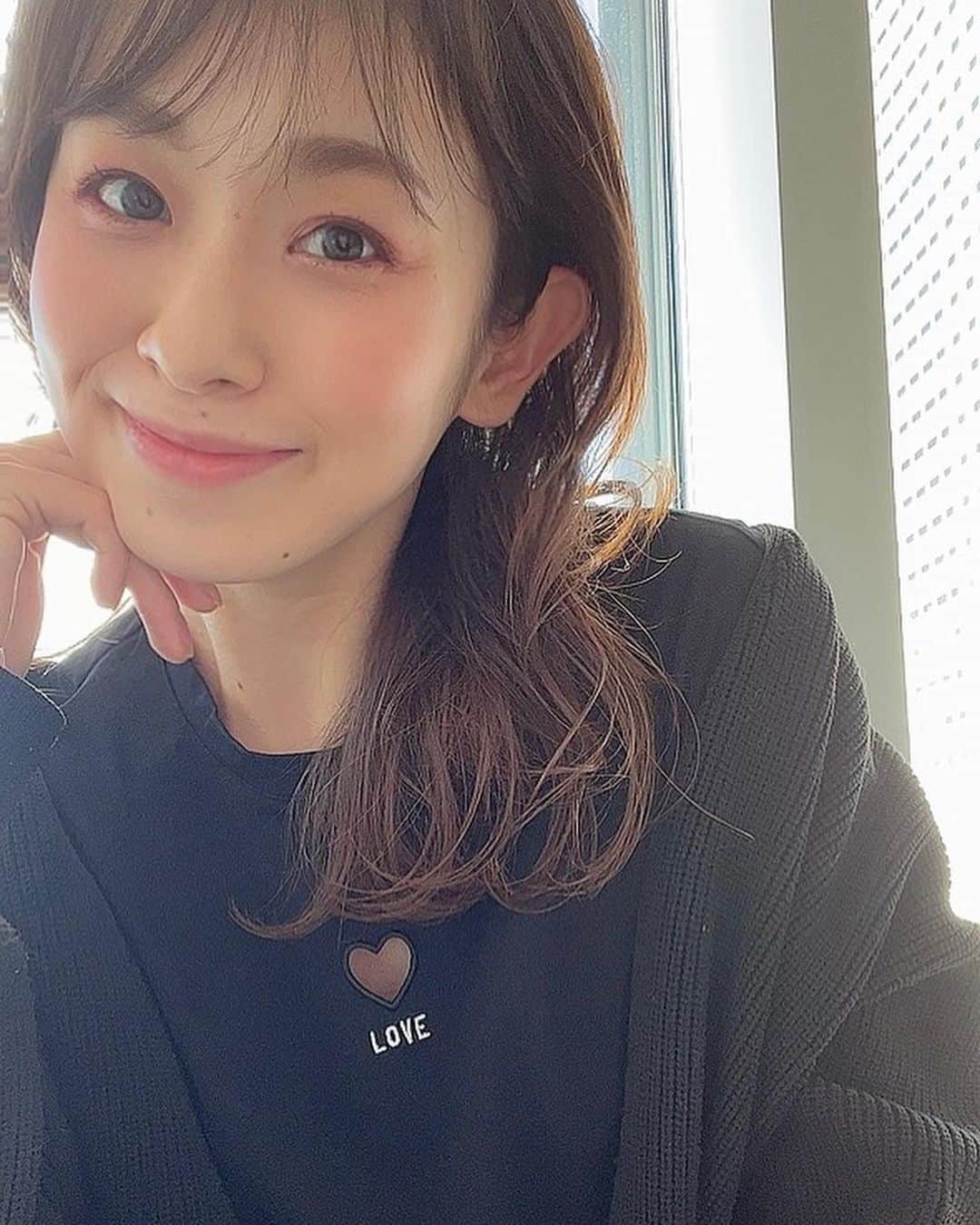 のインスタグラム：「. LOVE🖤  私の憧れ… 美香さん @mikaofficial99 と ノスタルジア @nostalgia_jp のコラボTシャツ✨  先日、初めて美香さんにお会いすることができ🥺✨ 美香さんが好きすぎて 同じ事務所に入れてもらったことを告白しました🙈笑 …絶対わたし気持ち悪かったと思う🥺笑 美しすぎてクラクラしました😵‍💫💕  この🖤がカッティングされているTシャツ かわいすぎて白と黒2色買いしようと決めてたけど 発売開始から数分で完売してしまっていたので 白は再販狙います😎✨  #しふく #美香さんコラボ」