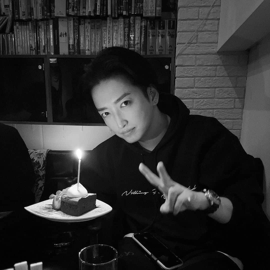 のインスタグラム：「@blvckberry_jp のみんなに誕生日を祝ってもらった👍👍👍 ありがとう〜！渋公お疲れ様でした🤘 @clowd_ryohei ゴチ！😂😂  #明希 #sid #blvckberry」
