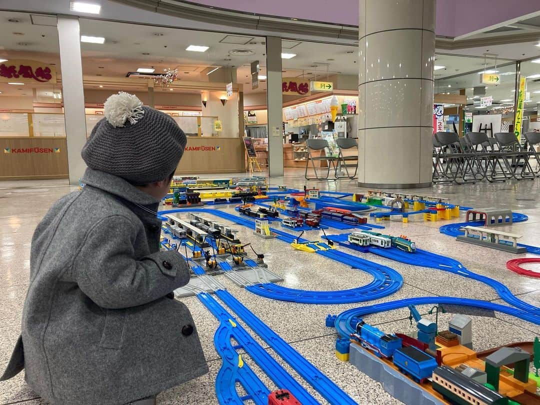 井上智晶さんのインスタグラム写真 - (井上智晶Instagram)「鉄道大好き男児が 鉄道フェスタへ  遠野市で開かれている 鉄道フェスタに行ってきました！  ここ最近は毎日 「しんかんせん」と 盛岡駅に行くことをおねだりする 息子にとって さぞかし夢のような時間だったろう  ずっと見続けていました笑  将来はこのまま 自分の好きなことに 熱中してほしいなと 思っています。  #鉄道フェスタ2023in遠野 #鉄道大好き #プラレール大好きっ子 #岩手めんこいテレビ #井上智晶 #アナウンサー」2月26日 11時24分 - tomoaki.mit.inoue