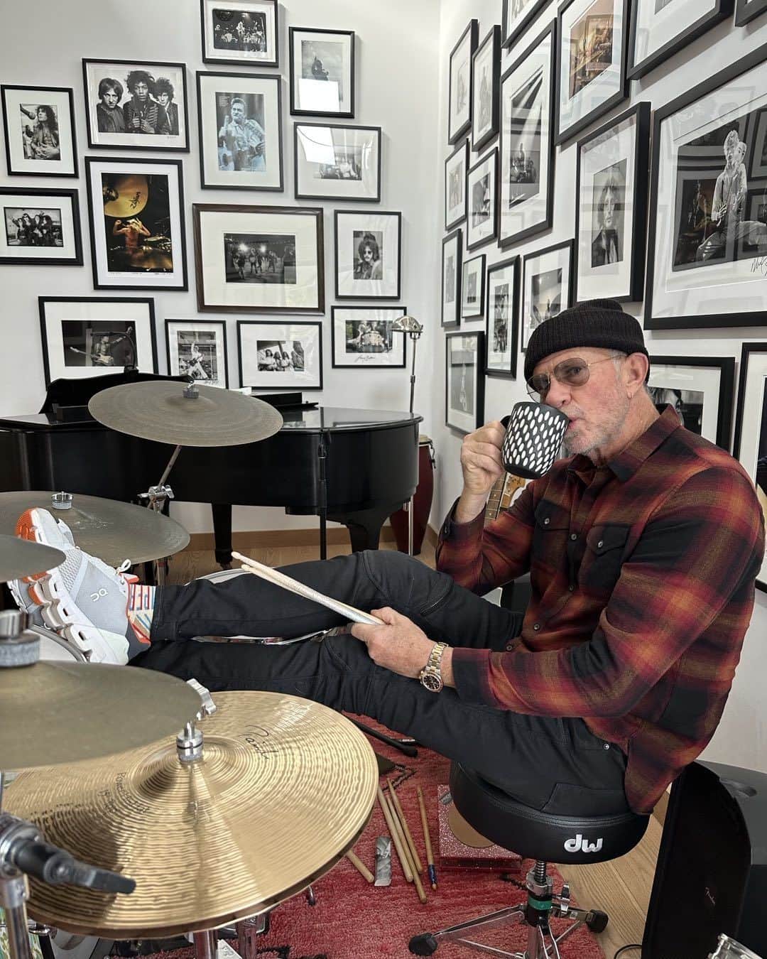 Chad Smithのインスタグラム：「Good morning  #paiste #remo #dwdrums #vatersticks #oncloud #LPpercussion」