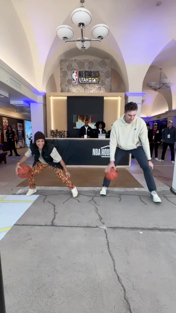 パウ・ガソルのインスタグラム：「Why am I level with his hips tho 😅🤣 #dynamicduochallenge」