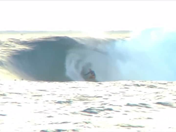 ジェレミー・フローレスのインスタグラム：「#throwback Going back to back with @kellyslater . I didn’t know what to expect that day. Luckily i had an extra @stephenisbelly board to borrow. It was so bellow sea level... Good times boyz 🙏🏼 #Pacific」