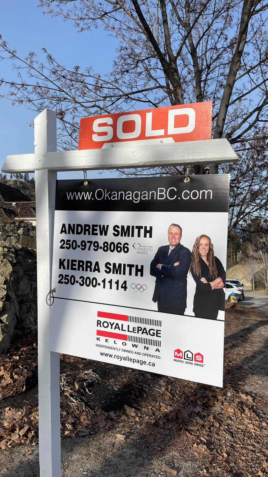 キエラ・スミスのインスタグラム：「932 Skeena is SOLD!!   Thank you to everyone who brought their buyers through, hosted an open house, and came to our open houses.   BIGGG thank you and congratulations to our sellers - @andy_smith_realtor and I are so happy for you.   & THANK YOU @kristasuchar, it was great working with you! 🎉  Kierra Smith 250-300-1114 Royal LePage Kelowna  Andrew Smith 250-979-8066 Royal LePage Kelowna」