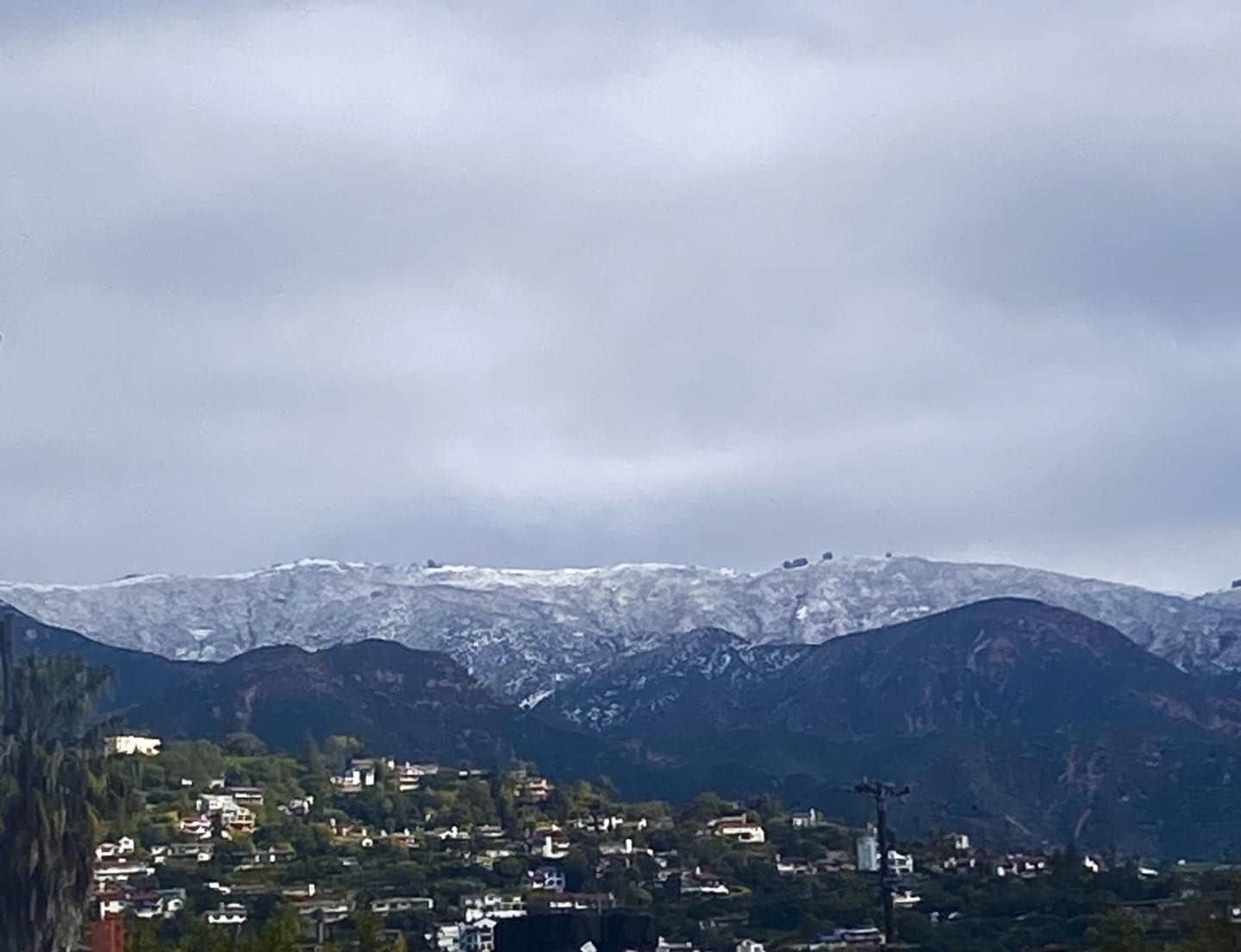 のインスタグラム：「Snow on the mountains of Santa Barbara.」