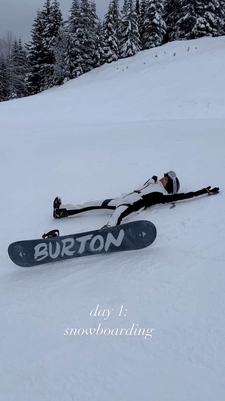 ダニー・リエルのインスタグラム：「Who wants to rub my bum better🥴😳😭😅🏂」