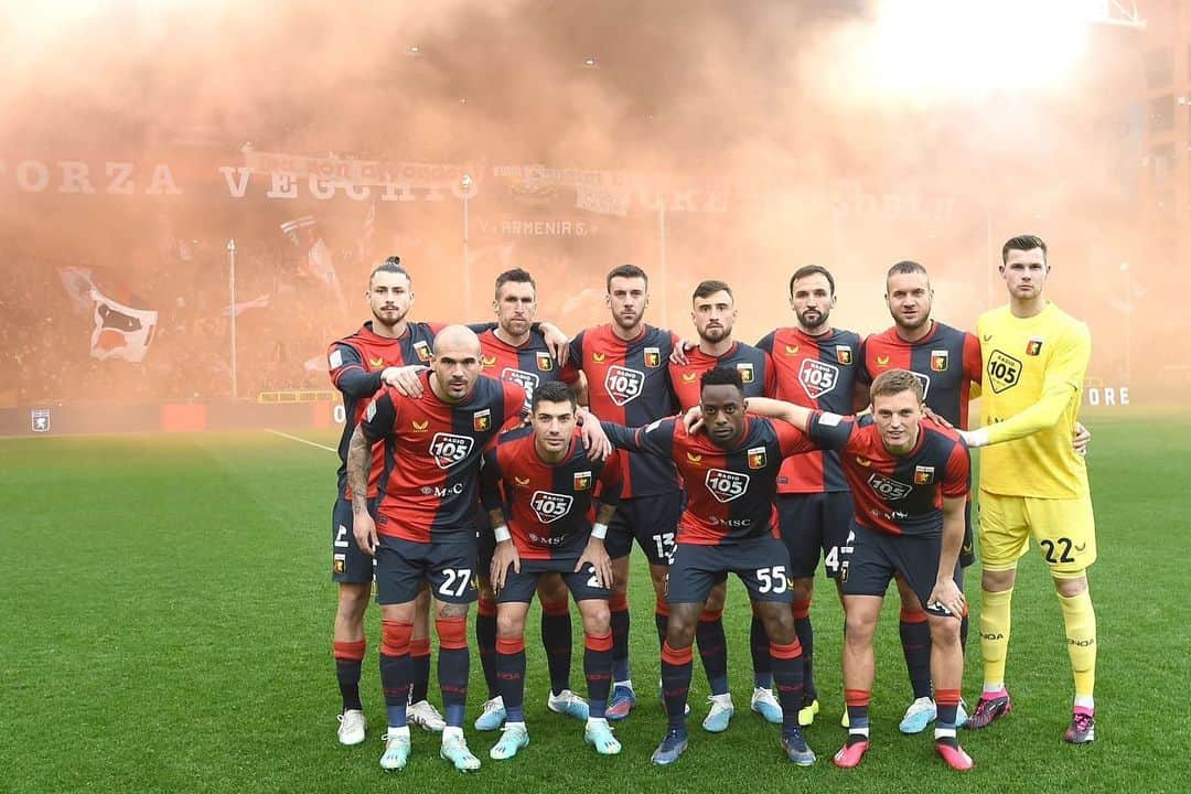 ステファノ・ストゥラーロのインスタグラム：「Grande vittoria. Grande orgoglio e passione!! In campo e fuori una cosa sola 🔴🔵 avanti così 💪🏻 @genoacfc」