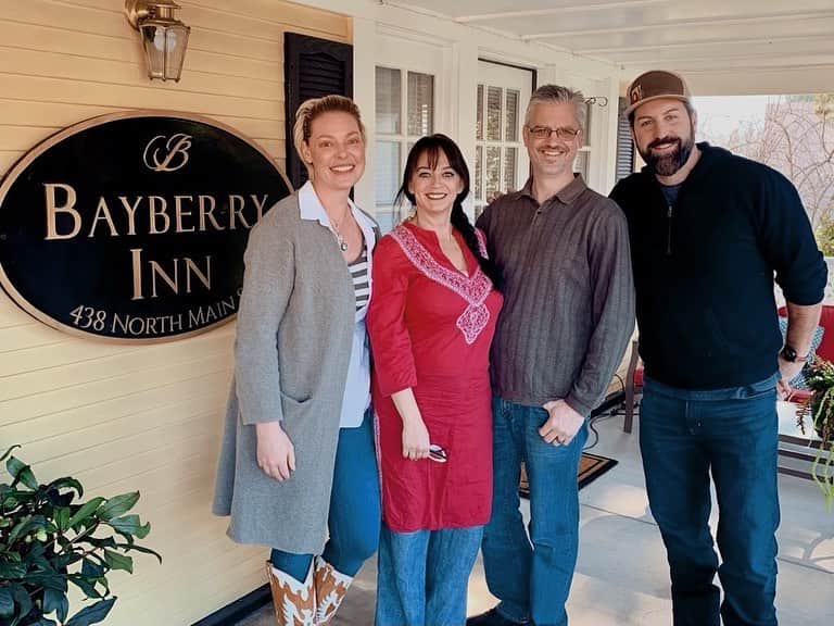 キャサリン・ハイグルのインスタグラム：「Josh and I decided on a whim to celebrate our 15th wedding anniversary by going on an art retreat. We found @oregon_wellness_retreat and before we could overthink it…pulled the trigger! Best. Decision. Ever! We had such an incredibly renewing, creative, expanding and delicious experience and made connections with some of the most incredible people we hope to know for the rest of our lives! I can not wait for the next retreat!! Thank you @bayberryinn438 we’ll see you at the next one!  https://oregonwellnessretreat.com/aspiring-artist-retreat」