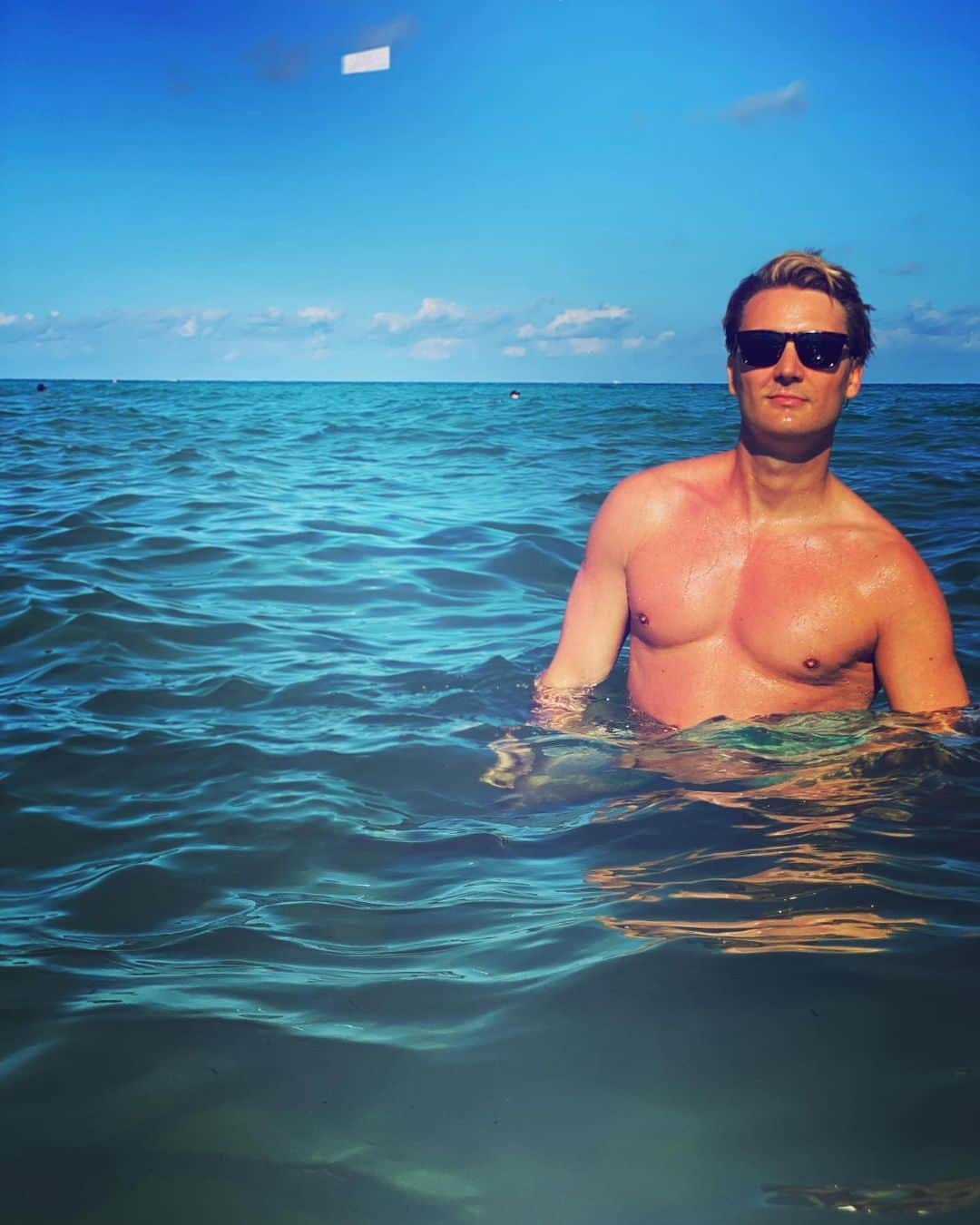 オリバー・キエラン・ジョーンズさんのインスタグラム写真 - (オリバー・キエラン・ジョーンズInstagram)「40 ☀️ 🌊 🕶️ 🌞」2月26日 5時51分 - olliekjones