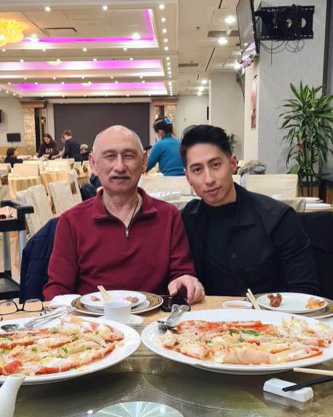 ジェレミー・テンのインスタグラム：「The person I am today is a direct reflection of the man that I watched as a child head off to work at 10 PM every night to provide for his family. Working graveyard shifts til 6 AM, driving me from East Van to West Van to sports school, than picking me up at noon to take me to skating practices and to all my doctor and physio appointments in between. My dad saw that I had a passion and a dream and did everything he could to financially support that dream no matter what sacrifices it took. Thank you, dad.   My dad was incredibly tough on me in every facet of my life. He expected a lot from me and although I didn’t see it or appreciate it at the time, I can now see how much this shaped me into the person I am today. My strength, determination, grit, competitive nature, and drive comes from his desire to see me succeed. He helped me turn my fears and weaknesses into my strengths. Thank you, dad.   With that said, the person I was most terrified to come out to was my dad. So scared that it took me 17 years to do it. But at the end of the day my dad loves his family more than anything in this the world and all of my fears turned to dust when he took me in for a hug and told me that all that matters to him is that I am healthy and happy. Thank you, dad.   I am so proud to be the son of an immigrant man. An immigrant man who played rugby for his country before moving to Canada with almost nothing to his name but driven by the aspiration to give his future family a better life than the one he had. Thank you, dad.   Happy 70th birthday to the man that gave my brother and I the world. I don’t say this nearly enough but I love you and I always will. ❤️ #HappyBirthdayDad #Family #TenFamily #Love #ThankYou #KingCrab」