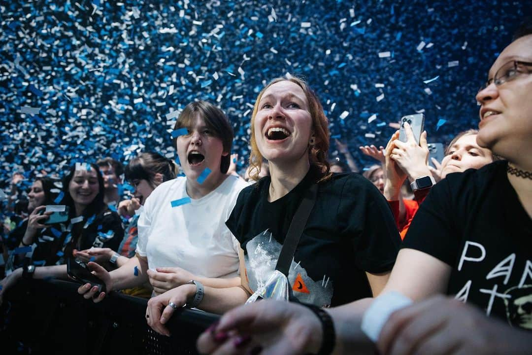 Panic! At The Discoさんのインスタグラム写真 - (Panic! At The DiscoInstagram)「Couldn't get enough of Germany, what a great show 🥰 #VivaLasVengeanceTour」2月26日 5時59分 - panicatthedisco