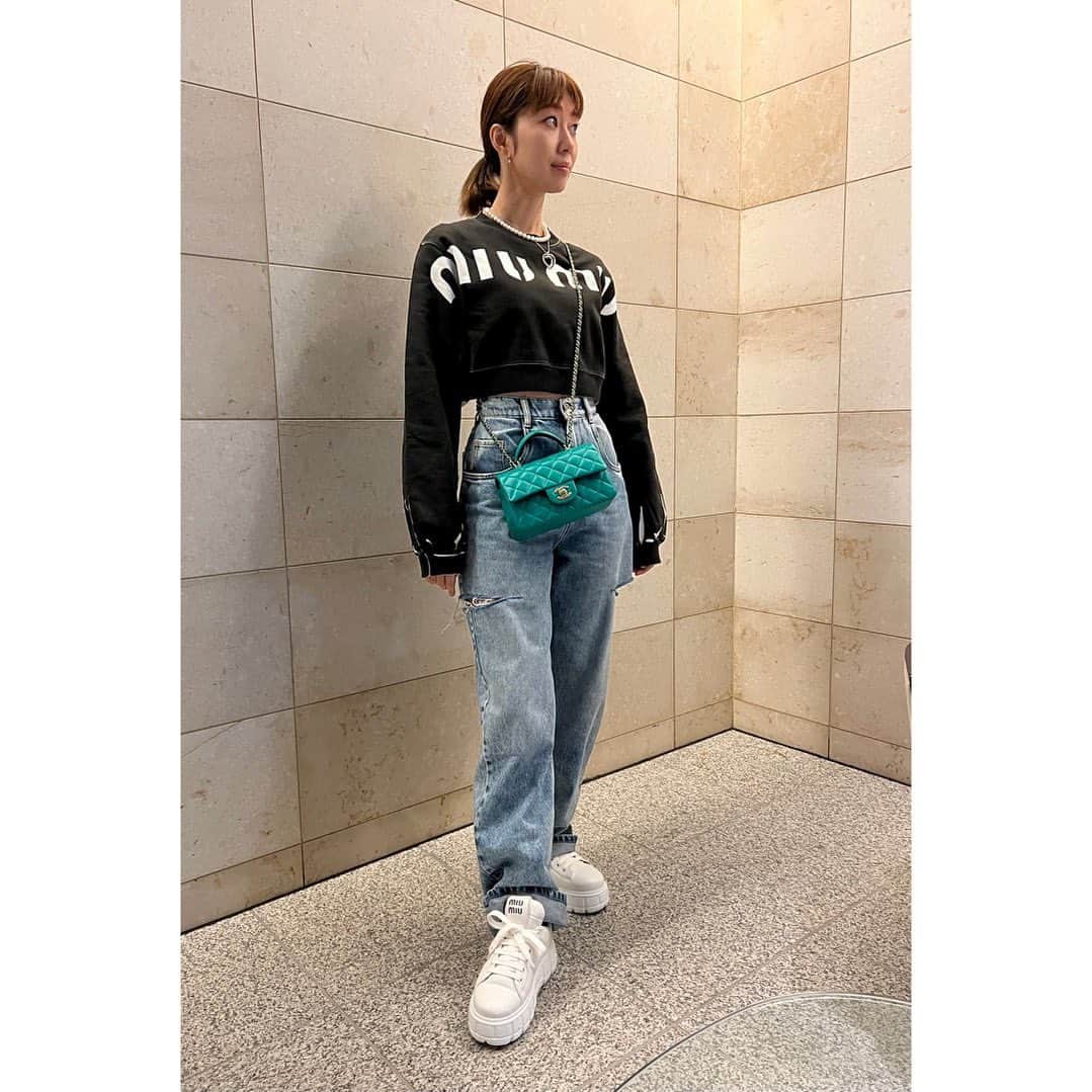 武村八重子のインスタグラム：「カジュアルなある日🟢 . #fashion #ootd  #思ったよりトップス短い…」