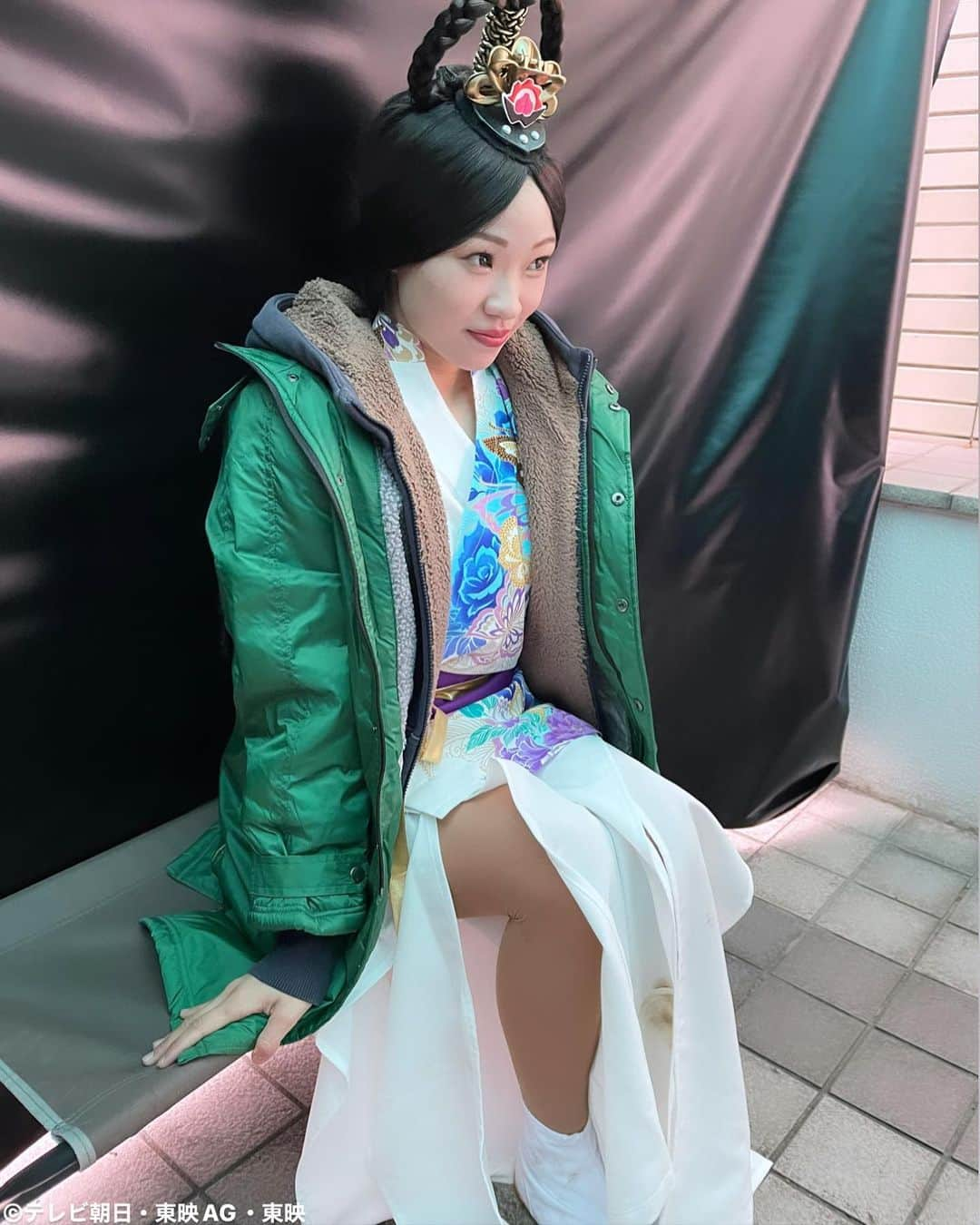 井田彩花のインスタグラム：「暴太郎戦隊ドンブラザーズ 一年間ありがとうございました！！💖 天女役、とても楽しく幸せでした♡  天女の舞お楽しみいただけましたでしょうか♡🫧 どんな岩場や崖っぷち、雪の中でもめげずに ジャンプ技や脚上げをしました♡😎  とてもあたたかく楽しい現場でした♡ スタッフの皆様、キャストの皆様 本当にありがとうございました♡  またどこかでお会いしましょう👸🏼🍑✨  #暴太郎戦隊ドンブラザーズ  #ドンブラザーズ #天女 #テレビ朝日  @supersentai_tvasahi」