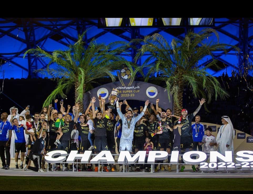 コスタス・マノラスのインスタグラム：「We are champions!! @sharjahfc ❤️❤️」