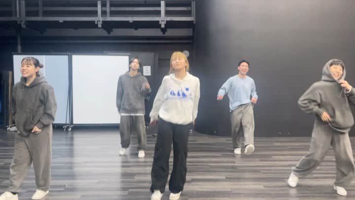 鞘師里保のインスタグラム：「Got to see my favorite dance crew Chibi Unity for the first time in a while in LA. It was nice seeing them again:) They’re participating in Vibe Dance Competition tomorrow!  Chibi Unity @chibiunity_official の皆とロサンゼルスで再会する事が出来ました。 ダンス世界大会Vibe Dance Competitionに出場する為の、凄まじい作品をなんといち早く観させて頂けました。  そして恐縮ながらちょっと一緒に踊らせてもらった🫢  大所帯で温かく迎入れてくれて、1人でアメリカに来ている私は泣きそうになりました。笑 動画からも良きチームの空気感伝わる^ ^  大会直前なのに声を掛けてくれてありがとうございました🫶大会が皆んなにとって良き日になるよう応援してます!」