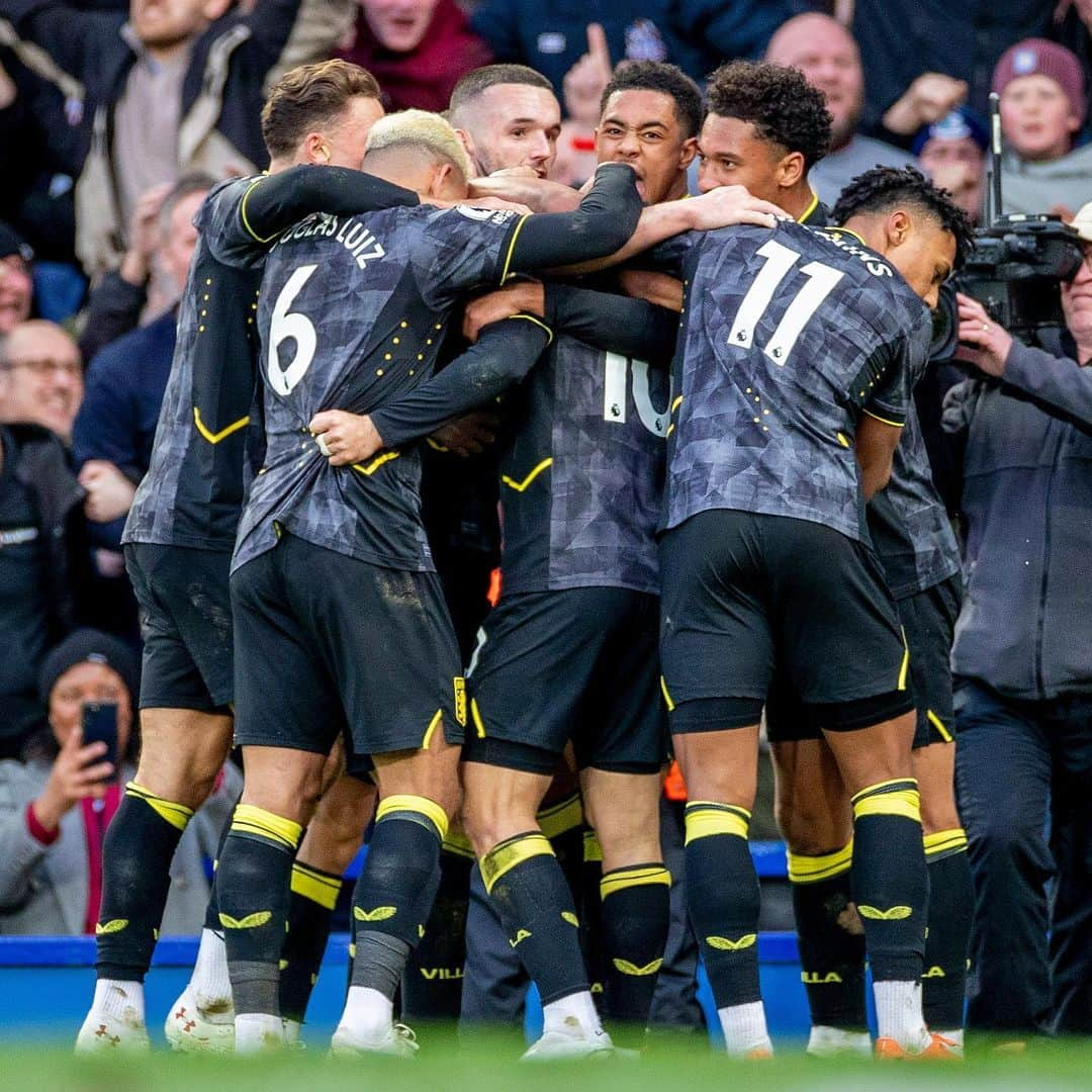 アシュリー・ヤングのインスタグラム：「Togetherness. Team Spirit. Big 3 Away Points. UTV 💜💙🤘🏾」