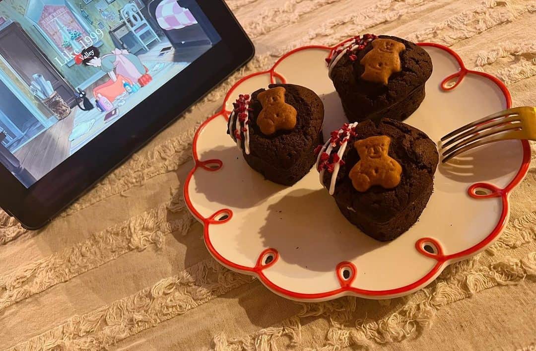 のインスタグラム：「ブラウニー焼いた♡  夜中にお菓子作りする時間 すごい好き🧸💗  焼いてる間も上手くできるかな～ってワクワクしたり 食べる瞬間もワクワクするし 自分で作るとたくさんの楽しみがある🥰  ただ洗い物はめんどくしゃい🥱😵‍💫✌️笑 でもちゃんとしました🙈💓笑   #吉高寧々」
