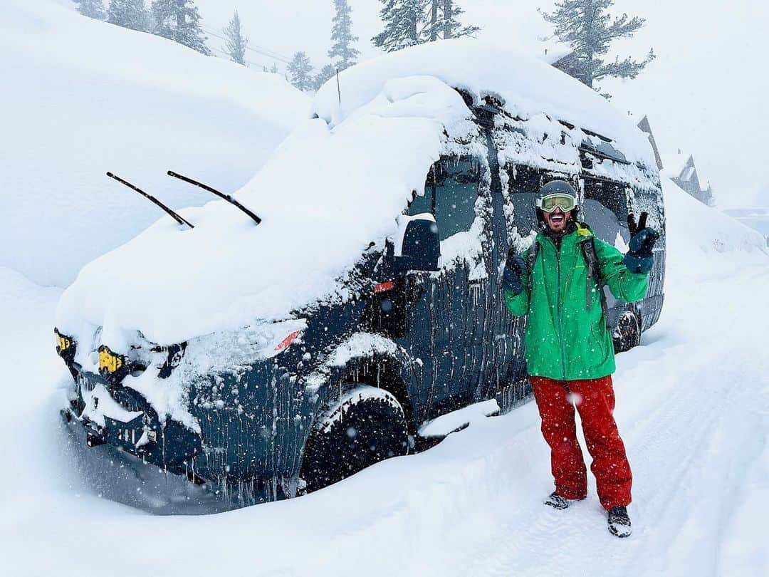 パトリック・J・アダムスのインスタグラム：「Have snow, will ski. #mammothmountain」