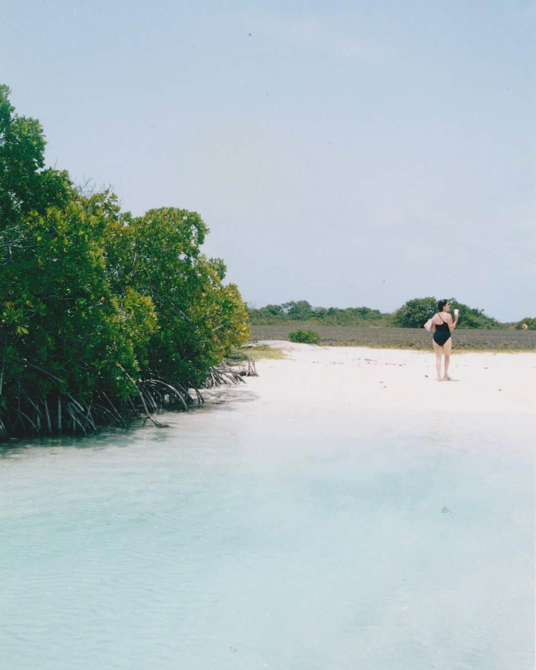 Monica Sordoのインスタグラム：「Mom & Daughter weekend in Los Roques on film (Circa 2003)」