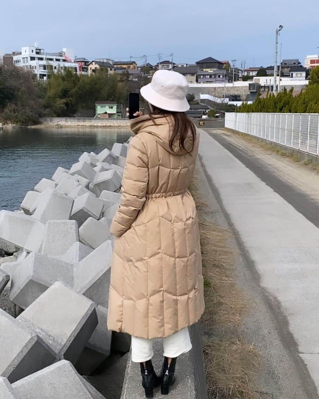 相川友希のインスタグラム：「ずっと行きたかった場所の一つ。 #愛媛　#旅行 姉の影響で5回は観たドラマ♡ #東京ラブストーリー　#ドラマ　#赤名リカ #カンチ　#道後温泉　#蛇口からみかんジュース  #都市伝説 行ってみたら #みかんの街　#🍊　#紅まどんな　#甘平　#甘いのが好き　#ハンカチ　#夢が叶った　#小田和正　#走り出す　#四国旅　#旅　#お財布忘れる　#現金　#不安　#💰　#ありがとう　#電子マネー　#便利 行って良かった⤴︎♡次は愛媛でクイーンズスプラッシュ🍊食べたい🥰 @susic_golf  ぐしゃぐしゃにしてもカタチ崩れないバケハ」