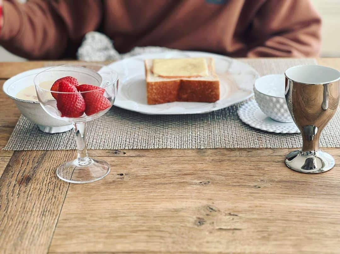 神崎恵のインスタグラム：「・ おはようございます。 今朝も気持ちがいい空です。 今週の週末もいつもより早起きが続いています。 予定ではあと数日で新刊が手離れするので、「終わったらゆっくりねるぞー‼︎」を自分との合言葉にしています。 今回の本、新刊発売イベントが出来そうなんです。 🌸の咲く頃にはお会いできる予定。 楽しみだなぁ😭🥺🤤 話は変わりますが、昨日息子と東京ドームシティにふらりと遊びにいきまして。 バシャン💦と水にダイブするアトラクションにのりました。 わたしは高いところ、急降下するものが苦手でして(大人になってからダメになりました)。 でも三男がどうしても「のってみたい！」と言うのですよ。  息子　「まま！あれにのるよ‼︎」 母　　「あれ？あれ、めちゃくちゃおちるよ！ほら！みて！きっとのったらもっとこわいよ！おちるんだよ！あんなにはやく！」 息子　「こわそうだけど、やっぱりのってみたい！」 母　　「ほんと？ほんとにほんと？　 ほら、よこからみてみて！こんなにきゅうだよ！みてみて、下からみたらこんなだよ！」 (こんなやりとりをしばらく繰り返し) 息子　「まま、こわいの⁇」 母　　「ママ、高いのと落ちるの、こわいのよ」 息子　「まま、ぼくもたかいのこわいけど、ちょうせんしたいんだよ、できたら、きっときもちがいいとおもうんだよ」 母　「。。。のろう！」  どこからこんな言葉がでてくるのかと感心することがたくさんあります。 でもきっと、大人が忘れちゃうんでしょうね。 小さいながらにコツコツと育てたこんな気持ちを、何気なく、ひとつひとつ手放したり、忘れちゃうのだろうなと。 もったいない。 のりました。もちろん。 心臓が持ち上がるようなあの感じはもちろんありましたが、 清々しい帰り道でした。  日曜日。穏やかな日をお過ごしください。  #朝ごはん 厚切りトーストにバターを塗って、ハムとチーズ、仕上げに粗挽きペッパーをパラパラ。 なんだかんだ、我が家で人気のある簡単朝ごはん。」