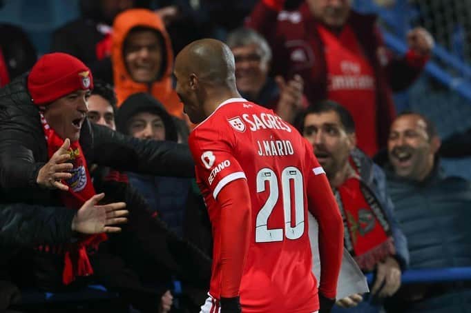 ジョアン・マリオのインスタグラム：「Jogo difícil, grande vitória e três pontos somados @slbenfica 🔴⚪️ vaaaaamos 🙌🏾」