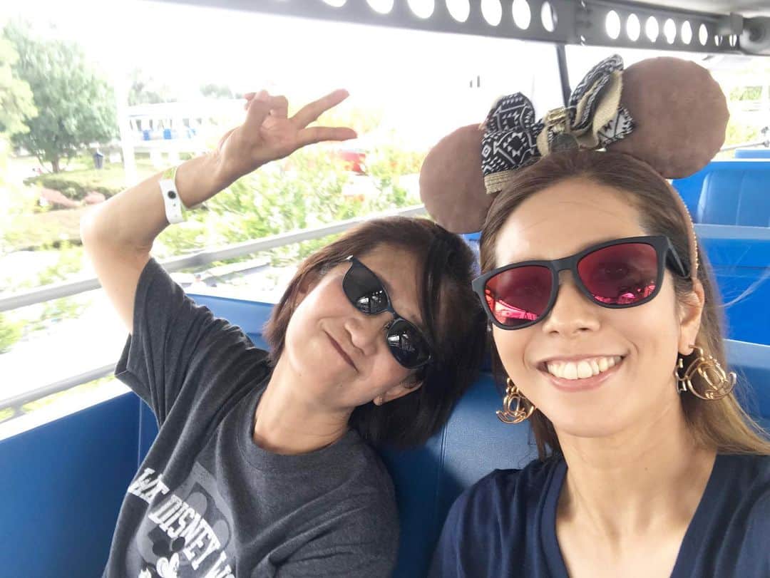 梅原玲奈のインスタグラム：「母、お誕生日おめでとう🎉 50代まで懸垂出来てたパワフルな母から産まれたら娘こんなんなっちゃいました。 また一緒にWDW行くぞ！  #happybirthday」
