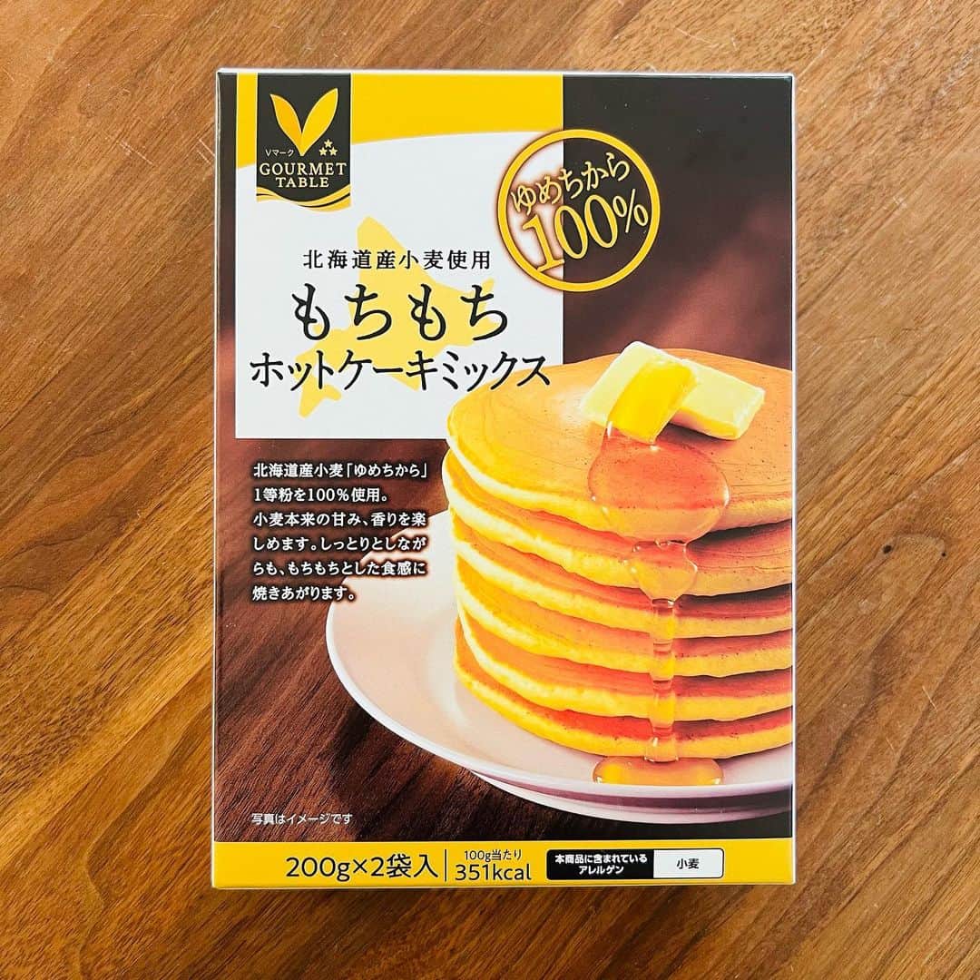 渡辺佳子さんのインスタグラム写真 - (渡辺佳子Instagram)「今日の朝ごはんはパンケーキ。 パンケーキ作りが楽しいみたいで、いつも息子が週末の朝ごはんにパンケーキをリクエストしてくれます。  #息子の手作りパンケーキ #私は助手 #もちもちホットケーキミックス #初めて作ったけどこのミックス粉美味しかった♡ #オイルを足して入れるレシピ #うちはアレルギーがあるので #豆乳に #焼くときは #ココナッツオイルで  #この調子で #料理好きになって欲しい。  #もちもちホットケーキミックス」2月26日 8時40分 - yoshicowatanabe