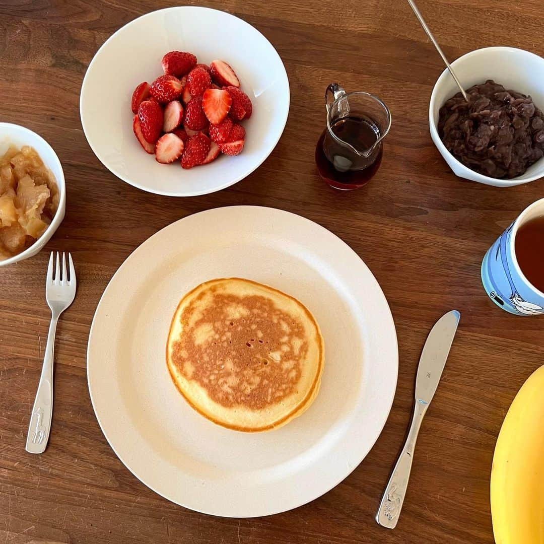 渡辺佳子のインスタグラム：「今日の朝ごはんはパンケーキ。 パンケーキ作りが楽しいみたいで、いつも息子が週末の朝ごはんにパンケーキをリクエストしてくれます。  #息子の手作りパンケーキ #私は助手 #もちもちホットケーキミックス #初めて作ったけどこのミックス粉美味しかった♡ #オイルを足して入れるレシピ #うちはアレルギーがあるので #豆乳に #焼くときは #ココナッツオイルで  #この調子で #料理好きになって欲しい。  #もちもちホットケーキミックス」