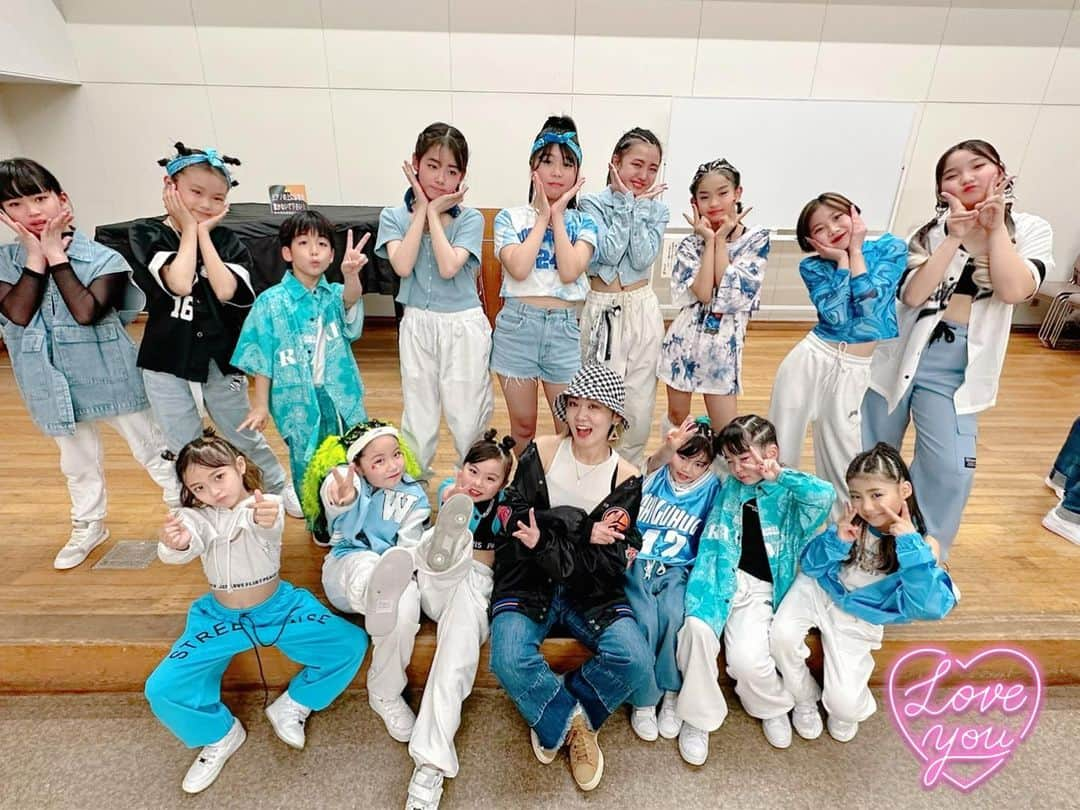 REIKAのインスタグラム：「先週はgroove dancestudioの発表会でした💙🤍💙🤍  生徒達がステージで輝く姿に胸が熱くなり、最高の一日でした✨ 皆本当によく頑張ってくれました💓 皆感動をありがとう😇🙏🌈 誇らしい気持ちでいっぱいです。  最近は色々な環境も変わり、これから自分がスタジオを運営していく立場となり、新しいことばかりでてんてこ舞いにはなっておりますが、、、😂  周りの方々の励ましと応援、優しさに支えられ、感謝の気持ちでいっぱいです。 本当にたくさんのご縁があっての今なんだなと改めて感じています。 ありがとうございます🥲🍀  一つ一つ噛み締めて、感謝の気持ちを忘れずに進みたいです🙏🍀  という事で、DIORAMA dance Studioはスタートしますが、引き続き来期もgrooveは継続していきますので、皆またレッスン待ってるよー💓😊  #dancer #choreographer #kidsgram_tokyo #kidsdance #girlshiphop #ダンス発表会 #生徒ラブ #nextstage」