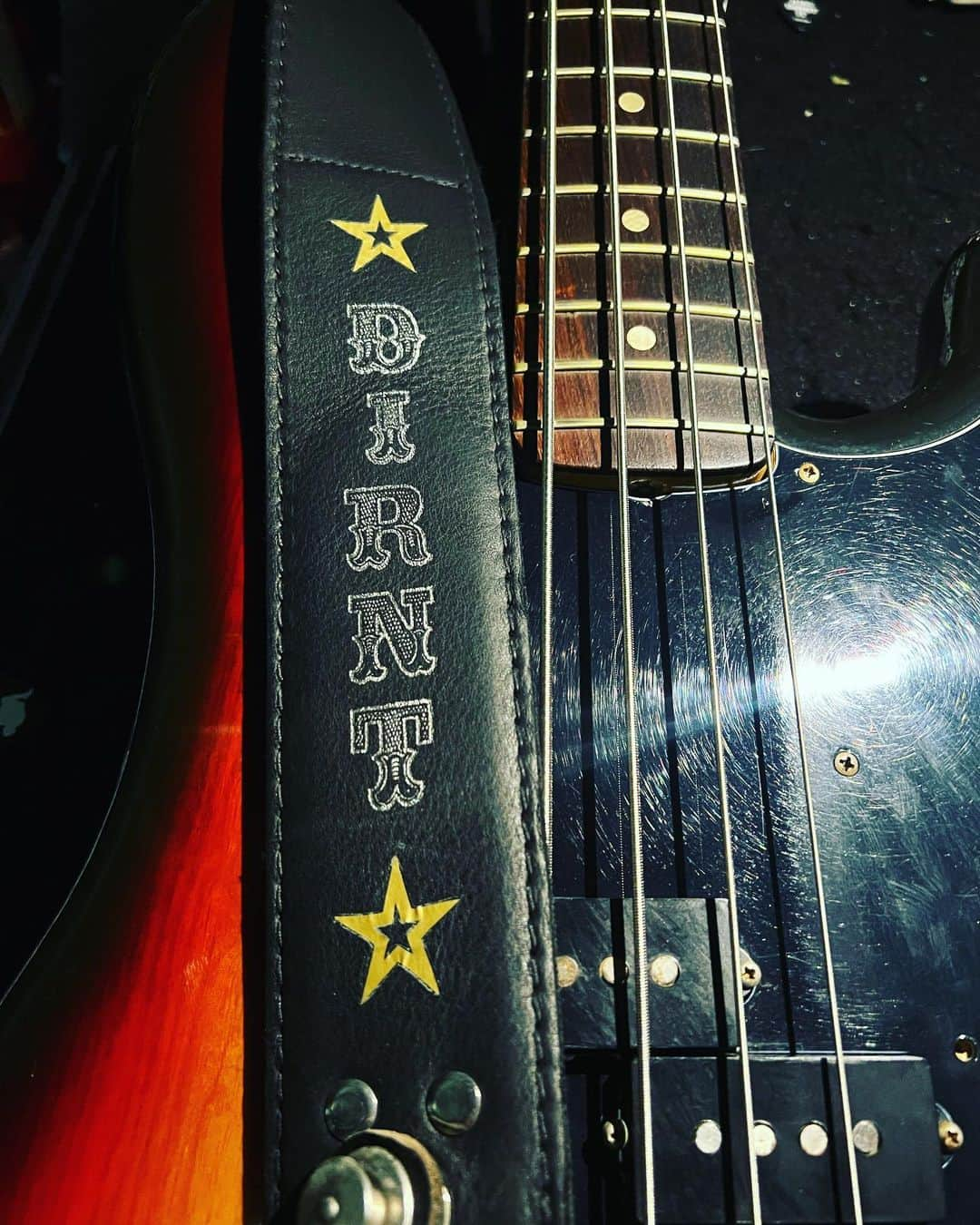 マイク・ダーントさんのインスタグラム写真 - (マイク・ダーントInstagram)「Game Day… Don’t know baseball, but I can play a bat and know how to steal a bass!!!   #inningsfest  @richterstraps Playball! 🤘🔥🎶」2月26日 8時52分 - mikedirnt