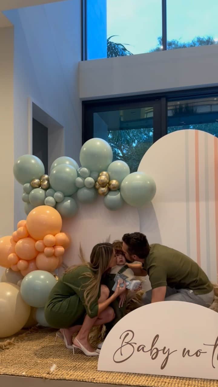 ステファニア・フェルナンデスのインスタグラム：「¡Es un niño 😍💙! seré mamita de dos príncipes Liam y su hermanito 😍🙌🏻  Que felicidad tan grande Padre. Le has enviado a Liam un hermanito, un compañerito para toda la vida ¡Gracias Señor ❤️🙌🏻!   Entre mi esposo, Bruno 🐕, Liam y nuestro nuevo bebe esta casa seguirá reinando el fútbol, el béisbol, los aviones, los carritos, los trenes 😂 etc.  Que emoción tan grandota 👨‍👩‍👦‍👦 ❤️de corazón no tengo palabras para describir esta bendición 😍  Solo puedo decir que TE AMO bebe y deseo que en mi encuentres refugio, guía y mucho amor incondicional. ¡Gracias por elegirme !   GRACIAS @luciantonutti por ser nuestra cómplice preparar este día con tanto cariño, discreción y creatividad. Te queremos 🫶」