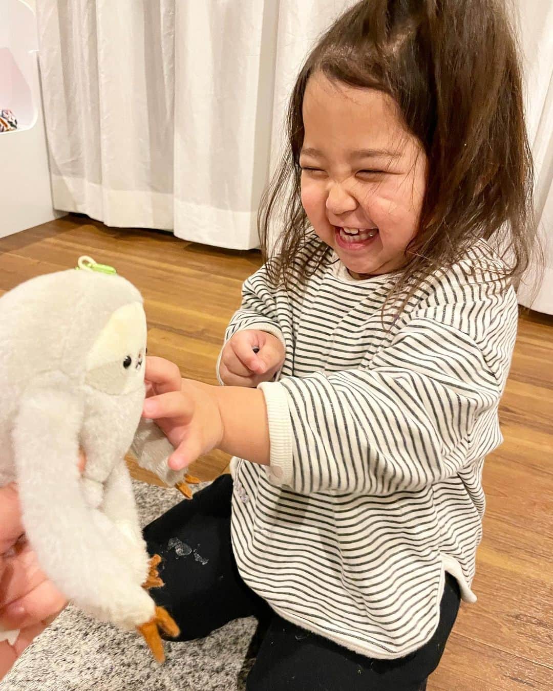 宮下美恵のインスタグラム：「＃2歳9ヶ月 #育児日記   おままごと姿のストーリーを投稿する度に 『ママの事良く見てるんですね』  ってママにとって優しい嬉しいDMが多くありますが、 いや😅実は全く見てないです😅 むしろ、料理中のキッチンは🆖としつけてます😅  我が家のキッチンは私にも合わない程高さもあるし、 私の料理中はつまみ食い以外、どちらにしてもりったんには見えないので、基本的にキッチンには来ないです。  システムキッチンなので、部屋全体全て丸見えで目が行き届くので、常に会話もできてりったんも安心なのか、こっちにも物欲しさしか来なくて、それは助かってます☺️  それを一番よく知る家族は、りったんのおままごとの手際の良さにはかなり前から驚きです‼️ 料理人になれ‼️👩‍🍳 なんて言いたい所ですが、将来それは あまりなっては欲しくないのが本音😂手が荒れて、ご飯が趣味でーす❣️みたいな親のような女より、キラキラした女になって欲しい😂💖  自分に満足の無い親なので、同じ女なら、我が子は自分の反面になって欲しいものですね☺️💖  おままごとでも何でも、子供の遊びや発想力はお姉ちゃんらを育てていた若いママの頃から、とても魅力を感じてます☺️なので、一体これをどう遊ぶんだろう？と、 口出さずに、叱らずに、まずは見守ってみる事をよくしてます☺️ それについて危険があれば、 何故これは危険なのか？ を、 その都度教えてます😍😍  我が子はペンで顔をメイクしても全然オッケー👌 散々遊んで床がえらいこっちゃになる事あってもオッケー👌 その発想力、願望が、まず大事❣️  いつでも簡単に掃除出来るように、本当はオシャレなラグ好きだけど、清潔保つ為にもラグとか敷かずにしたり、敷きたければ子供やペット用のでも敷けばいいだけの事で。 ペット飼ってる人だって、対策としてやってる人多いもんね！  我が子達は、リップやスキンケアなど付けてあげると言えば物凄くキラキラした目で嬉しそうにし、 顔も心もこちらに向ける。  けど、その姿を見て、 ◯◯ちゃんも付ける？ と聞けば、  小学生ですらも、 いや、ベトベトしそうだからやらない と断る子もいる。  どちらが良い悪い訳ではないけど、 私は、女の子なら、女の子が好む物を全て取り入れる事がハッピーになる感覚の子になって欲しい😍😍  13年前からsnsにも投稿して来たけど、 将来どんな系統の子になってもいい❣️ ただ…どーせ女に産まれたなら、女としての興味が多くある子になって欲しい💖  ママと違って、内面からもね😅」