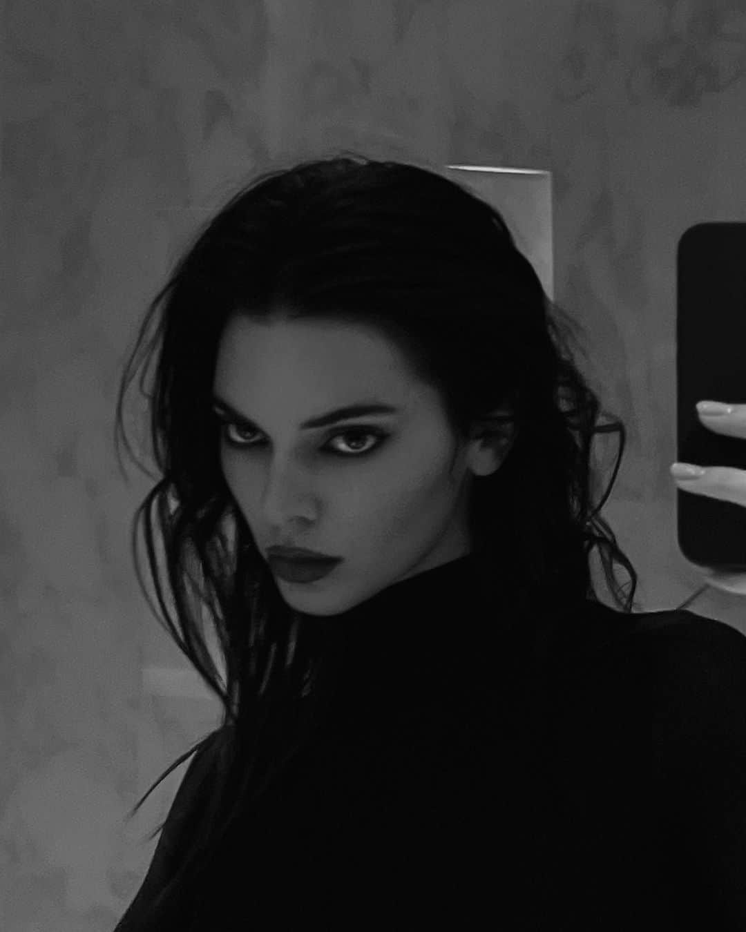 ケンダル・ジェンナーのインスタグラム：「🥀」