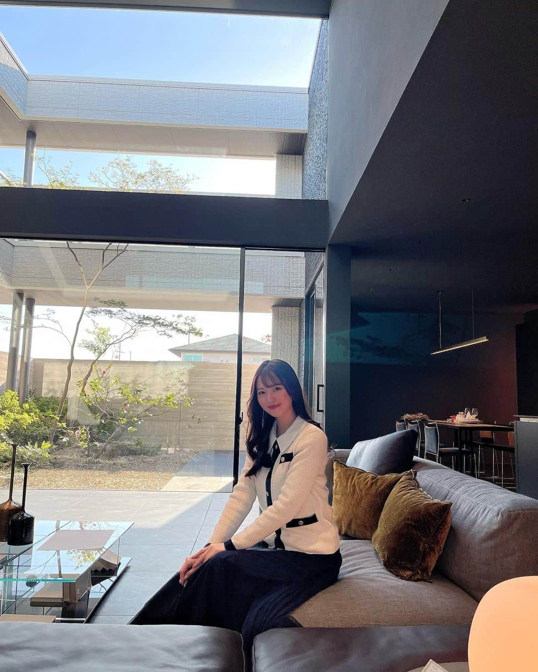 のインスタグラム：「. おはようございます🥰 前回撮影したのは #積水ハウスイズロイエ豊橋南 のお家🏠 今までルーム撮影をした中でもワンランク上のデザイン ホテルライクのような上質な空間が広がっていて 大感動🥺💕素敵なお家でした👏🏻👏🏻 ルームツアーもぜひ見てほしいです🥰 #中京テレビハウジング #積水ハウスイズロイエ  #積水ハウス #戸建て #🏠 #🏡」
