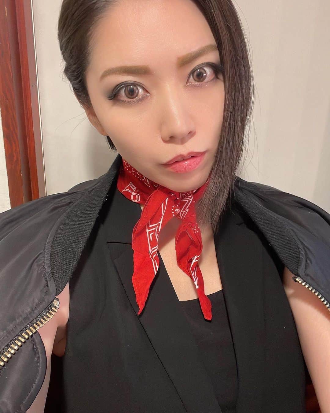 のインスタグラム：「先日は極東ファロスキッカー初めての横浜公演でした！ ちなみに横浜BAYSISは、私個人としても初めてのライブハウスでした。 対バンは THE CATTLEFISH FRITTER FUNGUS MMS R&R ENGINEERING 先輩ばかりですが、ファロキのメンバーはそれぞれに皆様昔から交流のある方たちの様子で楽屋も和気藹々としていました。 最近ワンマンやツーマンだったので、4バンドのボリュームは久々で 持ち時間の中にぎゅっと詰め込む感じ。これも好きです。 ライブって良いよねー。  最近、ライブを見ながら皆様が体を揺らしてリズムを取ったり 手を挙げたり手拍子をしたり自由に楽しんでくださっている感じになってきてとっても気持ち良いですね。  写真は自撮りと、メンバーでの出番前の一枚と、リハの時のオフモードファロキ。 あとおまけで箱座りのむーさん。 韓国では、猫のこの状態を「食パン」というそうです。それも可愛い。  #極東ファロスキッカー #ファロキ #横浜BAYSIS #むーさん #箱座り」