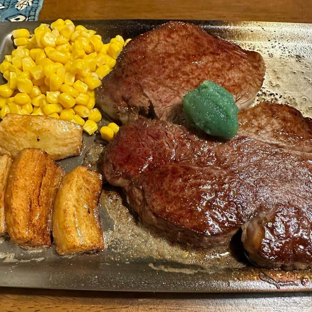 SHUHEI.Kのインスタグラム：「最高のステーキ！ 今日は良く歩いたなぁ！」