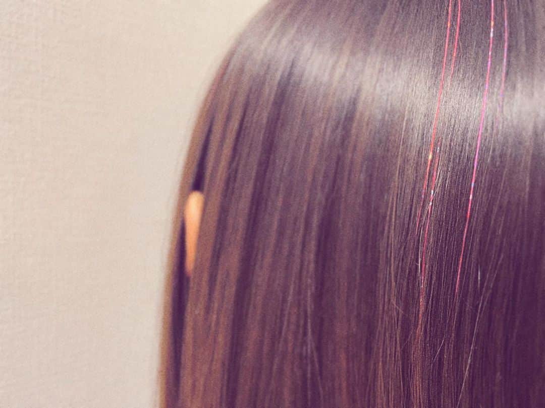 Aimerのインスタグラム：「⚯̫  LAで #hairtinsel  というものを つけてもらったよ  きらきらしてこれはいいものです 🧚🏻‍♀️」