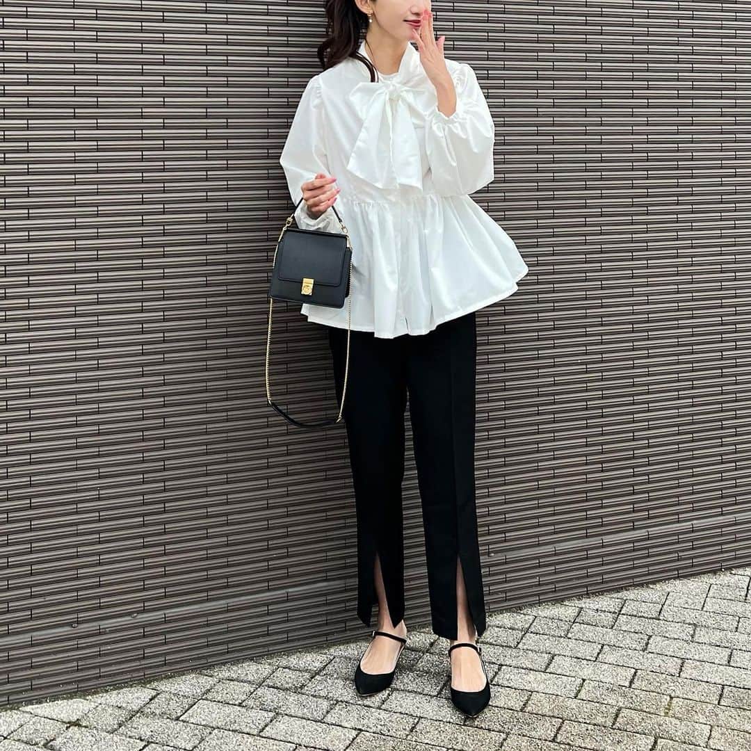 のインスタグラム：「ペプラムブラウスにスリットパンツ  どちらも　@reedit_official の✨  ブラウスのリボンは取り外しできて取ってもすごく可愛い🥰 何よりパールボタンが可愛い💘  リボン外してるのも撮ってるよ☞  tops.bottom. #reedit @yukiko_kh  outer. #anieca shoes. #fabiorusconi  bag. #polene  . #code#fashion#コーデ#ファッション#シンプル#シンプルコーデ#きれいめコーデ#春コーデ#春服#リェディ#リェディスタ」