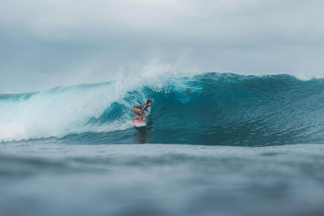 松田詩野のインスタグラム：「Blue water 🦋  Photo by @yoshitanaka1  #hawaii #northshore #waterphotography #surf #surfing #waves」