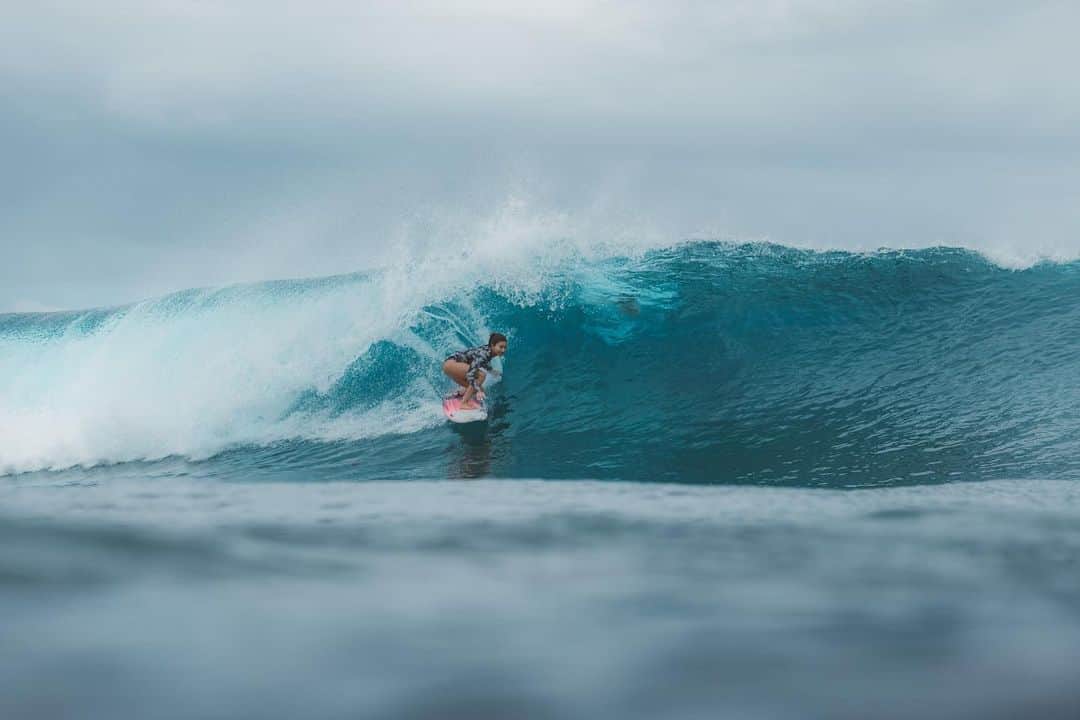 松田詩野さんのインスタグラム写真 - (松田詩野Instagram)「Blue water 🦋  Photo by @yoshitanaka1  #hawaii #northshore #waterphotography #surf #surfing #waves」2月26日 19時30分 - shinomatsuda