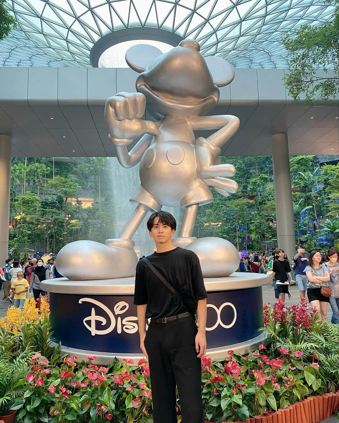 廣居永真のインスタグラム：「🐭🏰🌳🇸🇬  シンガポールの空港のところにディズニーみたいなとこがあって、ミッキーの前撮ってもらいました✌🏻✈️でっかい滝みたいなのが室内にあって観光客の人も多かったなぁ🤔また行ってみたいけど行く時あるかな〜笑  #高校生 #高校生コーデ #高校生と繋がりたい #今日のコーデ  #instafashion  #coordinate  #selfie  #army  #armyと繋がりたい  #carat  #caratと繋がりたい #おしゃれさんと繋がりたい  #04  #fyp #ootd  #韓国好きな人と繋がりたい  #mensfashion  #メンズファッション  #love  #シンプルコーデ #오오티디  #패션  #일상룩  #옷스타그램」