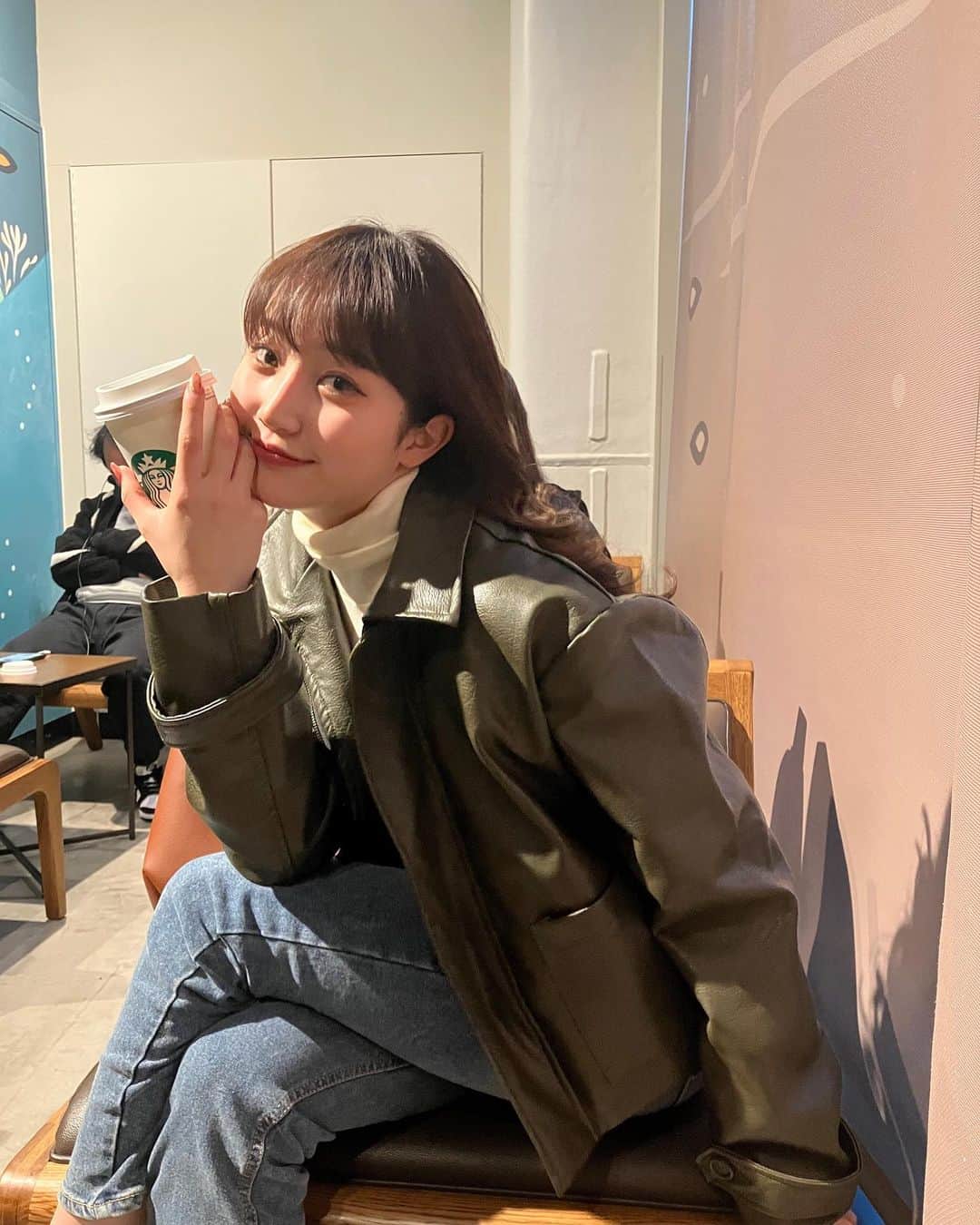 のインスタグラム：「あと少しで3月...😳  3月はワクワクな予定がたくさんだから、楽しみながらちゃんと自分作っていくぞ〜❤️‍🔥！  #ootd #fashion #starbucks」