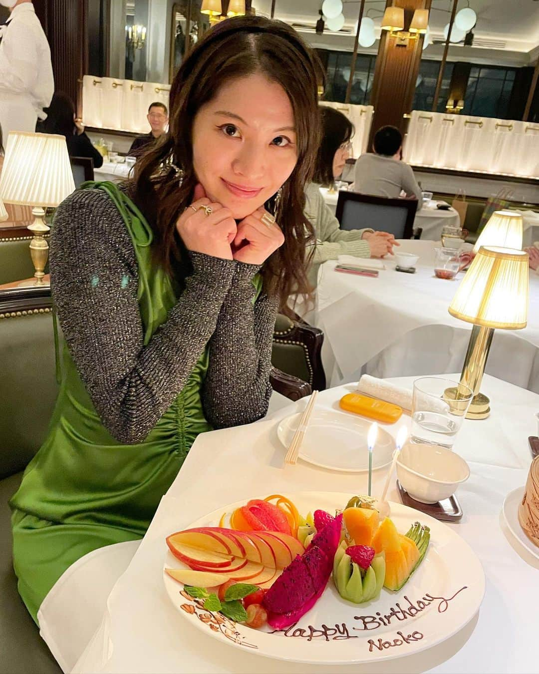 浅野菜緒子のインスタグラム：「🥂🫧B for birthday bao🐼🥢 . Thank you for lovely wishes! I had a good one and was also happy wearing this pretty green dress which slightly reminds me of that green gown from The Atonement🌿 今年もどうぞ宜しくお願いします🙇‍♀️(今更ですが…) 研究と仕事頑張ります🤓 . #birthdaygirl」